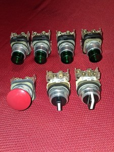 Allen-Bradley 800T-J91 A Heavy-duty 30.5mm 3-position Selector Switch. Used MORE