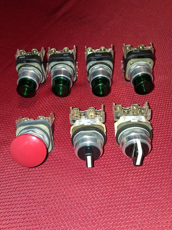 Allen-Bradley 800T-J91 A Heavy-duty 30.5mm 3-position Selector Switch. Used MORE