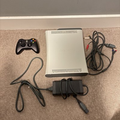 Xbox 360 White Console Bundle   Hard Drive Installed, Black Controller