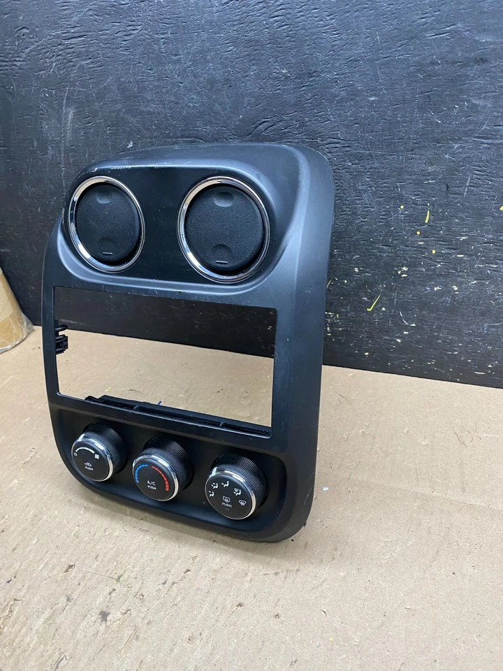 2011 to 2017 Jeep Compass Dash Climate Temperature Control Radio Bezel T4964 DG - Image 3 of 4