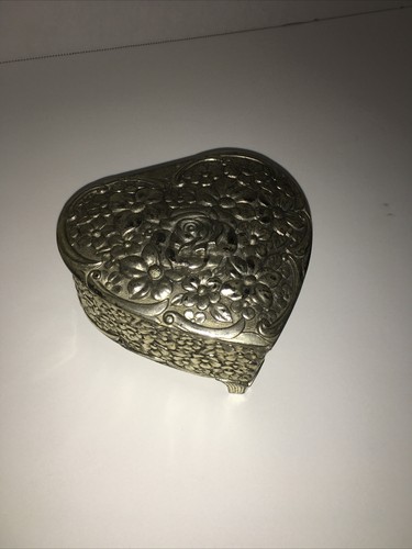 Vintage Heart Shaped Footed Trinket Box Silver Toned Metal (JAPAN) - 第 1/6 張圖片