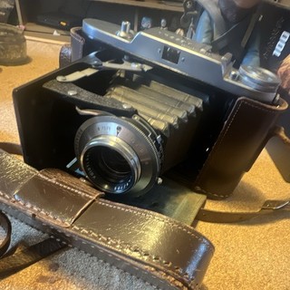 Macchina fotografica vintage pieghevole a soffietto pellicola nera custodia e cinturino in pelle