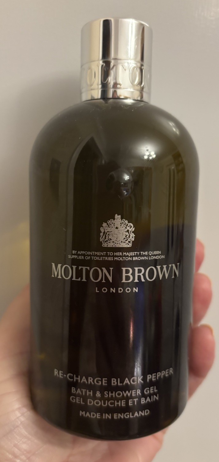 Molton Brown Re-Charge Black Pepper Bath & Shower Gel 300 ml - Image 2