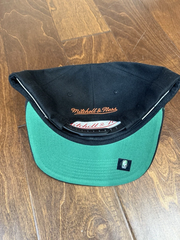 Gorra Mitchell & Ness Phoenix Suns Core Basic HWC negra ajustable con cierre a presión Foto 2 de 4