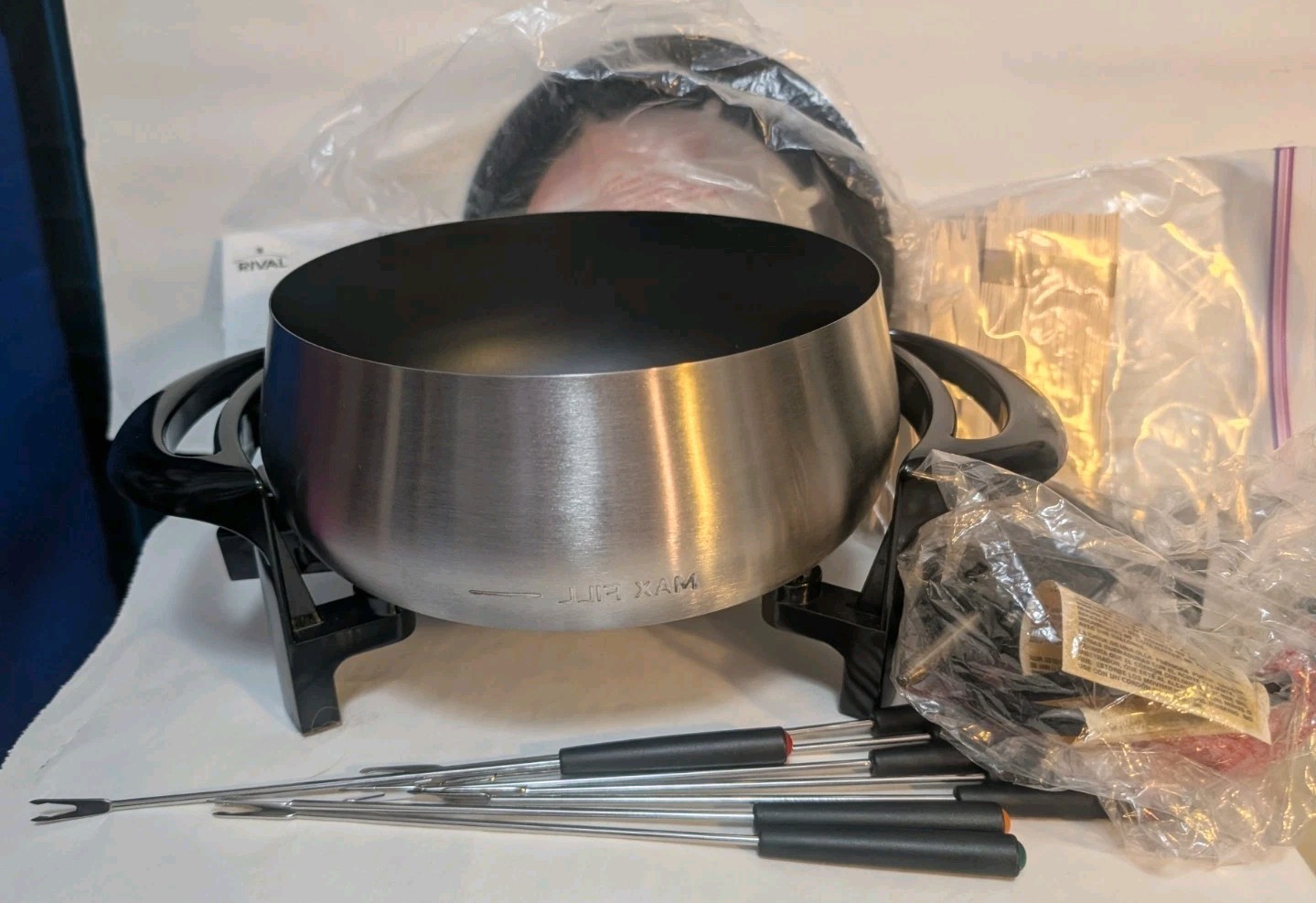 Rival Stainless Steel Electric Fondue Pot 3 Qt Model FD325S Open Box 8 Forks 