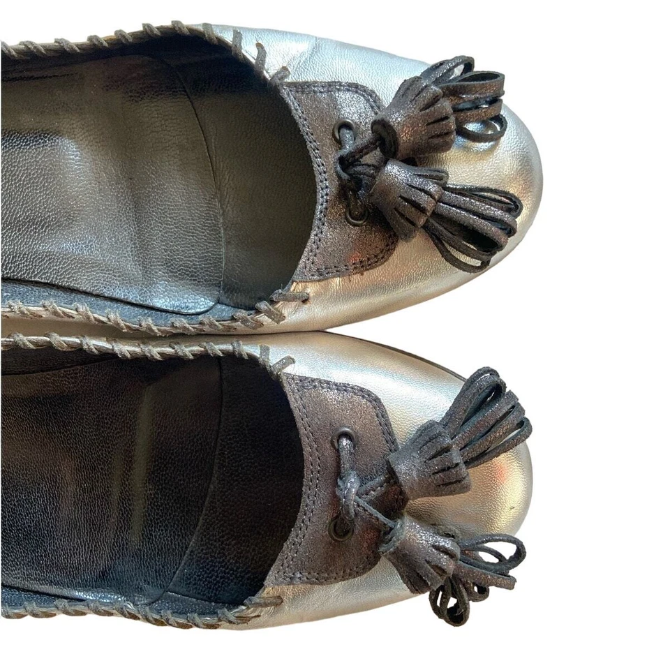 ISABELLA FIORE Vero Cuoio Cuero Italiano Metálico Plata Borla Ballet Plano 7.5 Foto 2 de 4