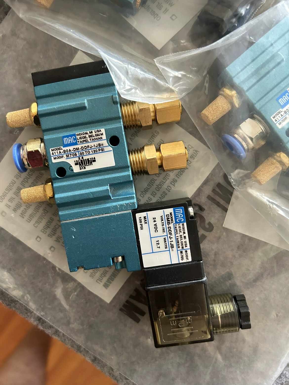 1PC NEW FIT FOR Electromagnetic valve 411A-B0A-DM-DDFJ-1JB Free delivery