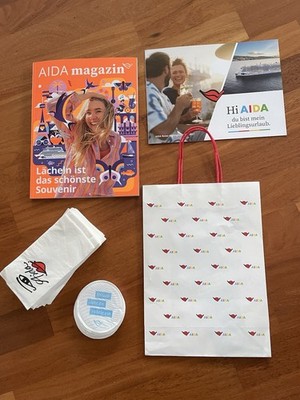 AIDA 40 Servietten Papier und 20 Untersetzer Papier 1 Magazin 1 Papiertasche