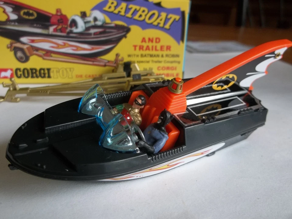 Corgi Model Club 107 - BatBoat & Trailer with Figures & Certificate - Brand NEW - Image 2 of 4