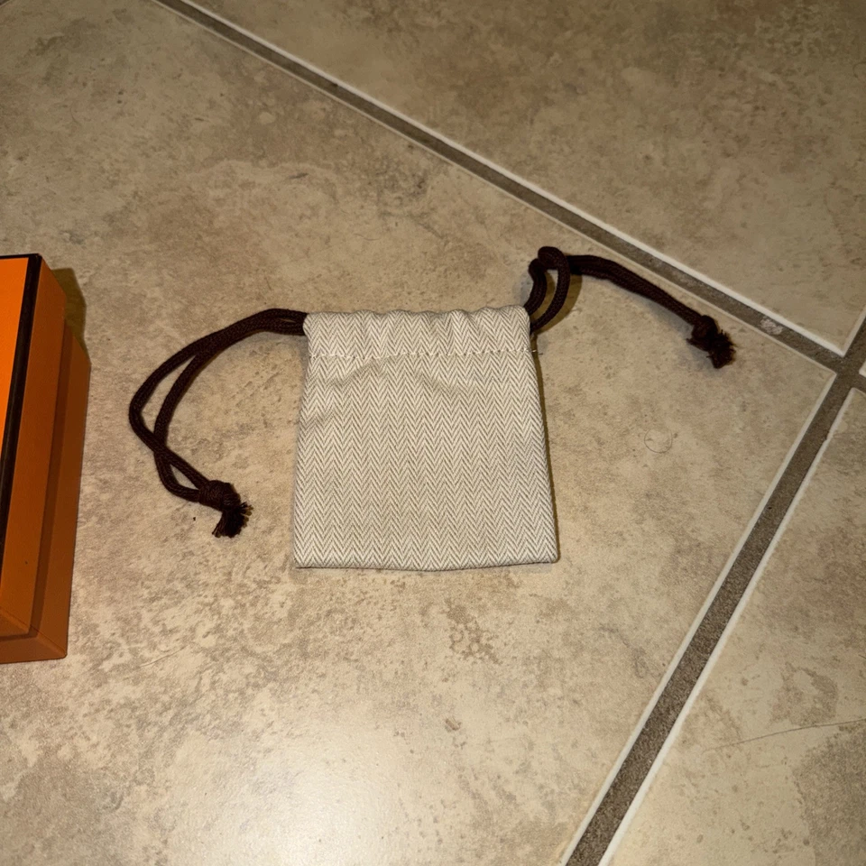 Auténtica caja Hermes 4,25x4,25x2,5 y una pequeña bolsa antipolvo 3x4 Foto 4 de 4