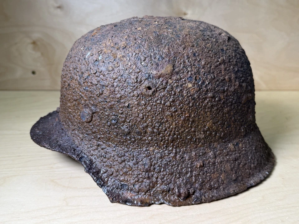 WW2 Elmetto tedesco M42 reliquia - conservato con rivestimento in cera del Kurland #207 - Immagine 3 di 4