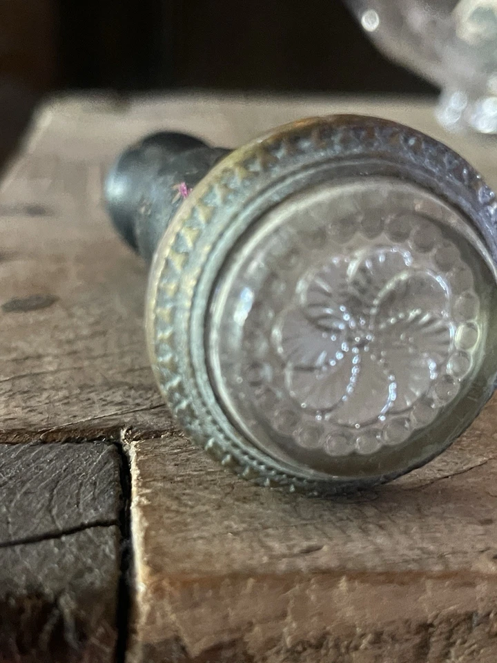 Cortina victoriana antigua con respaldo · Floreta de vidrio de sulfuro plateado · Latón Hardwar Foto 3 de 4