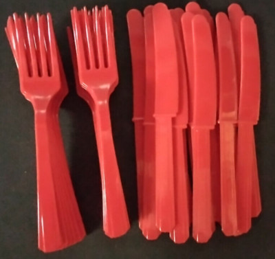 Besteck rot je 15 Gabeln und Messer