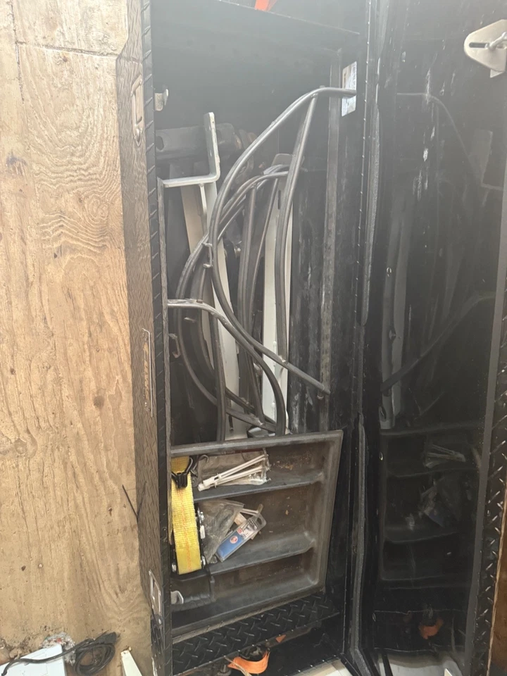 "Caja de herramientas para camión crossover de 63"" aluminio negro brillante UWS".  Foto 2 de 2