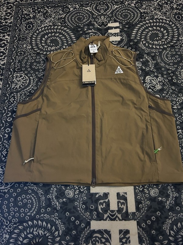 NWT Nike ACG Death Bloom Vest: HV0600-235 (Large)
