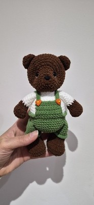 Handgefertigter gehäkelter Plüsch Mini Teddybär.  Amigurumi. Perfektes Geschenk.  Geburtstagsguft