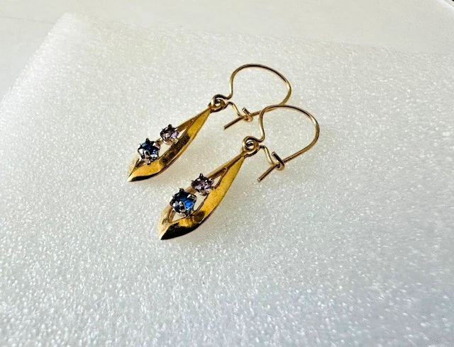 Pendientes colgantes Estate de oro amarillo de 14 quilates con topacio azul y amatista púrpura Foto 3 de 4