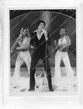o47147 1976 orig photo Bert Convy w bell bottom dancers TV The Late Summer Early