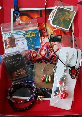 STRANGER THINGS Fanbox Anhänger, Sticker Magnet Armband Pin Ohrring Kette