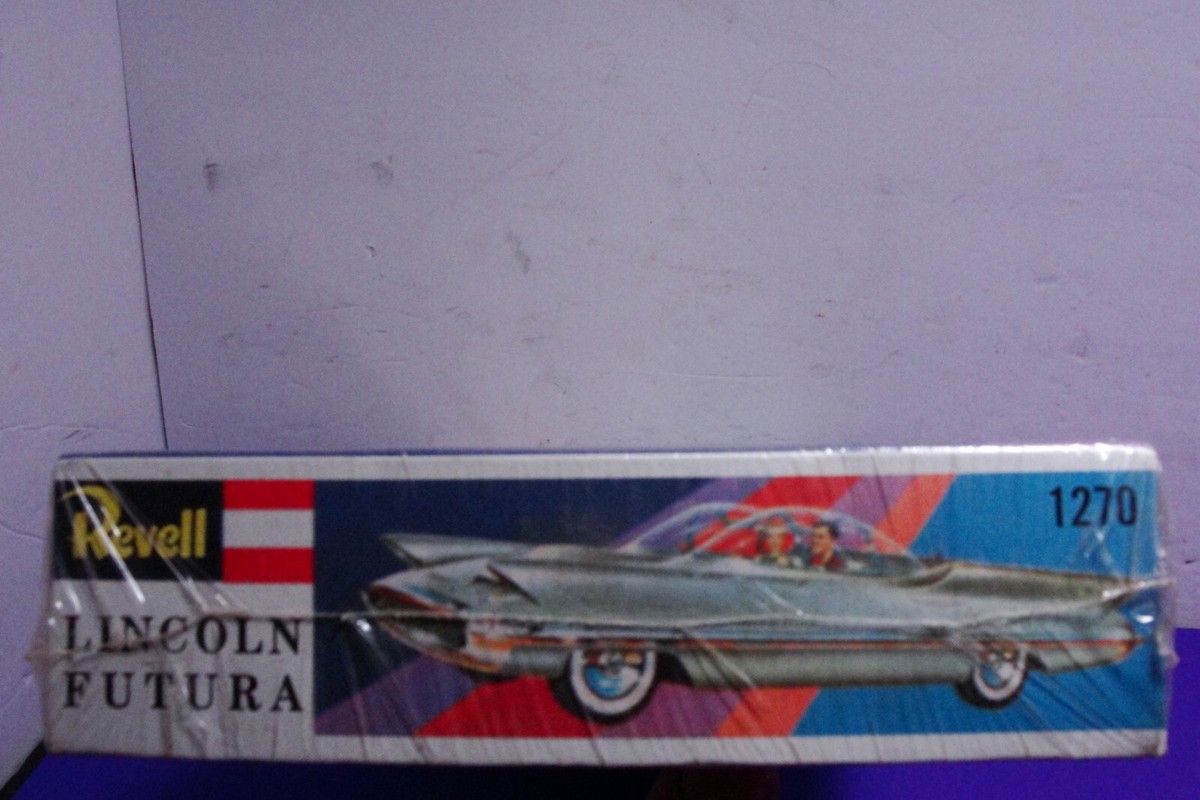 New Revell 1270 Factory Sealed 1995 Model kit Lincoln Futura Nice
