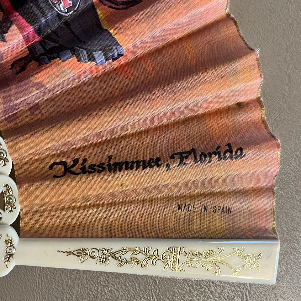 Antiguo abanico de mano vintage de plástico y lona plegable 1920-1930 época medieval España Foto 3 de 4