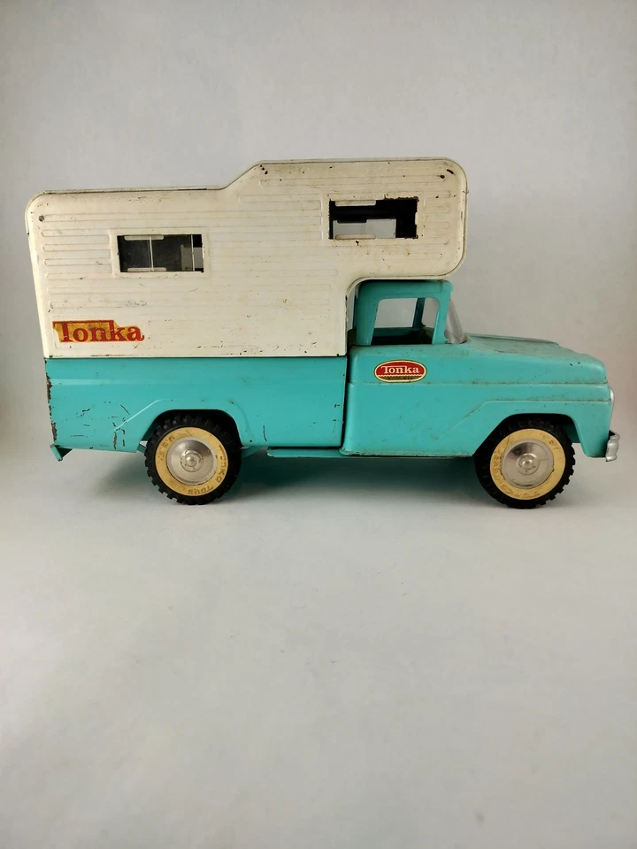 复古 20 世纪 60 年代 Tonka Fleetside 绿松石皮卡车带露营车 — 第 3/4 张图片