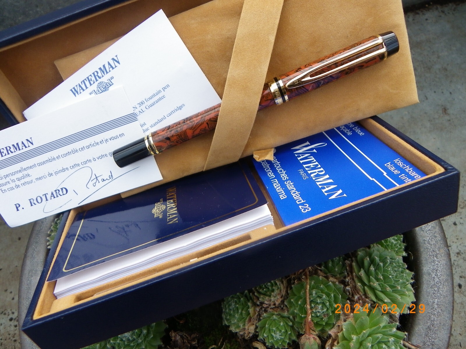 Stylo plume Waterman Man 200 rouge au bureau pour signature de contrats