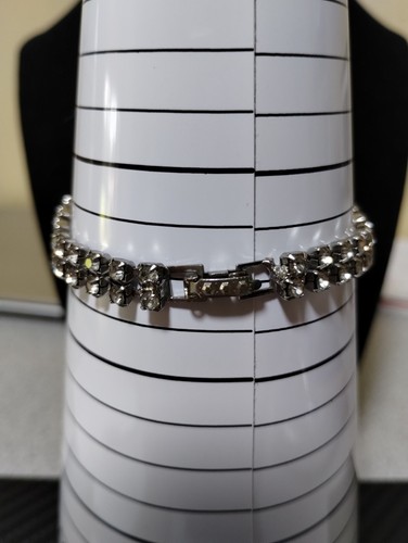 Vintage Periwinkle Cabochon Prong Set with Rhinestone Accents Silvertone Bracele - Foto 3 di 7