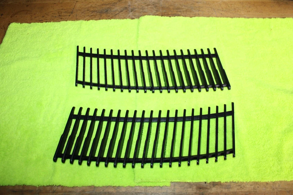 BMW E9 2.5CS 3.0CS 3.0CSL black Hood Grill Left Right 51131827275 51131827276 Foto 2 de 4