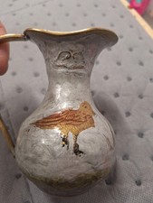 Szlachetny ozdobny dzbanek vintage – solidny mosiądz – ręcznie malowany – motyw myśliwski/ptak