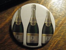 Botella de vino espumoso burbujeante descalzo etiqueta publicidad bolsillo lápiz labial espejo