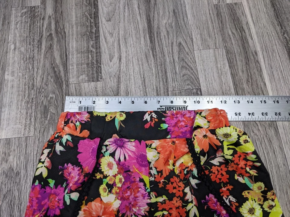 Pantalones Cortos Charlotte Russe Para Mujer Talla Pequeña Floral Multicolor Tirar Alto Foto 4 de 4