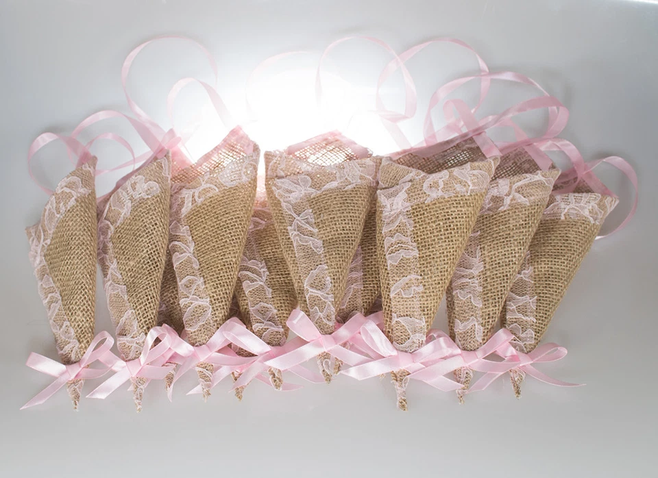 Juego de 12 piezas de decoración de cono de arpillera con encaje rosa claro, boda rural rústica Foto 2 de 4