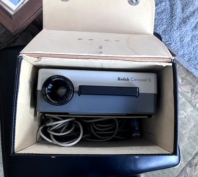Kodak Carousel S Slide Projector Made in Germany w/ Case, 5 Trays, Extra Bulb
