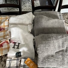 22 Assorted Bath towels kitchen towels face towels mostly new but damaged￼!!!