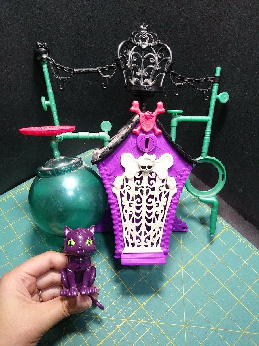 Monster High SECRET CREEPERS CRYPT Doll Playset Pet Cat Crescent