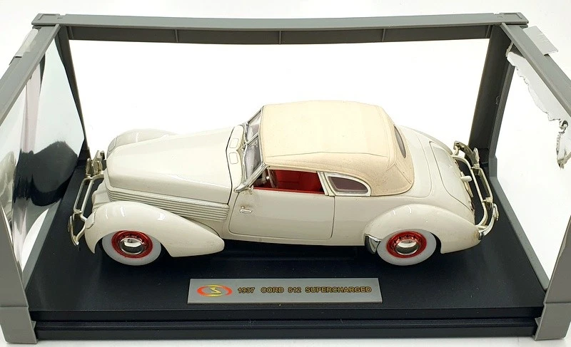 Signature 1/18 Scale Diecast 18112 - 1937 Cord 812 Supercharged - White - Image 4 of 4