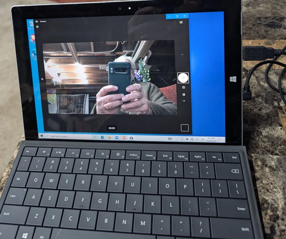 Microsoft Surface 3 128GB, Itel Atom Z8700 CPU, 4GIG RAM Wi-Fi, 10.8in - Silver - Image 3 of 4