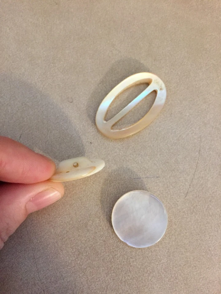 Mixed Lot 21 Vintage Mother of Pearl Shell Carved Round 2-Hole Buttons 2-3cm - Image 3 of 4