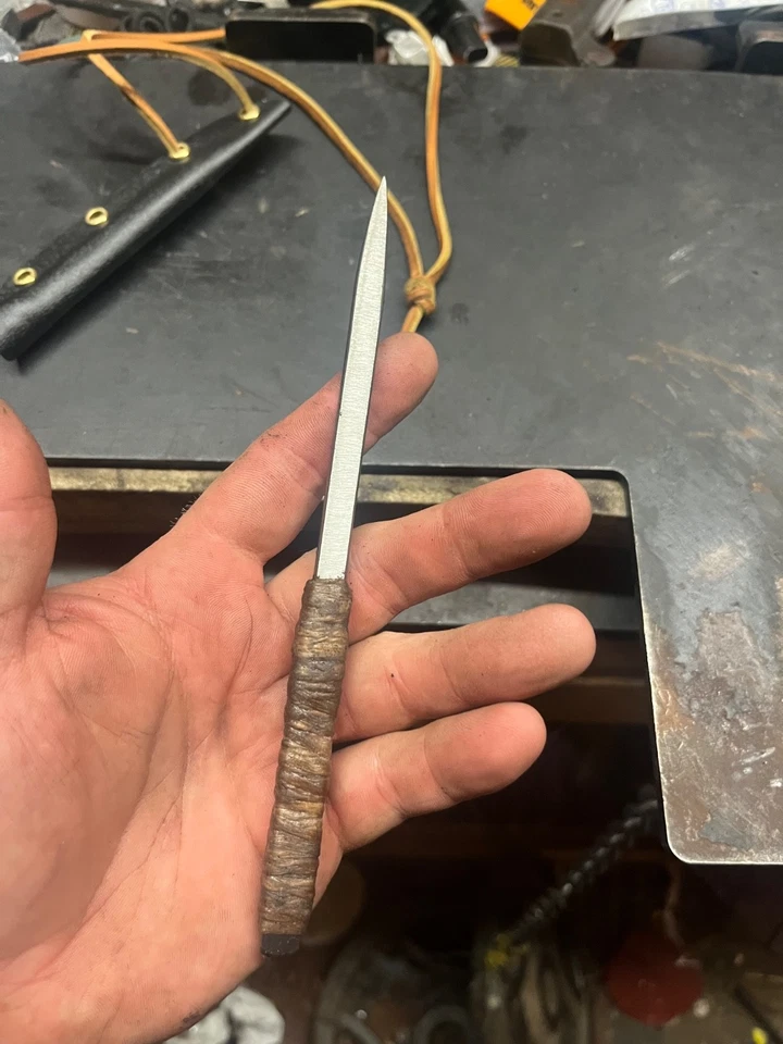 Cuchillo de cuello con aguja "The Bad Fix" Foto 2 de 3