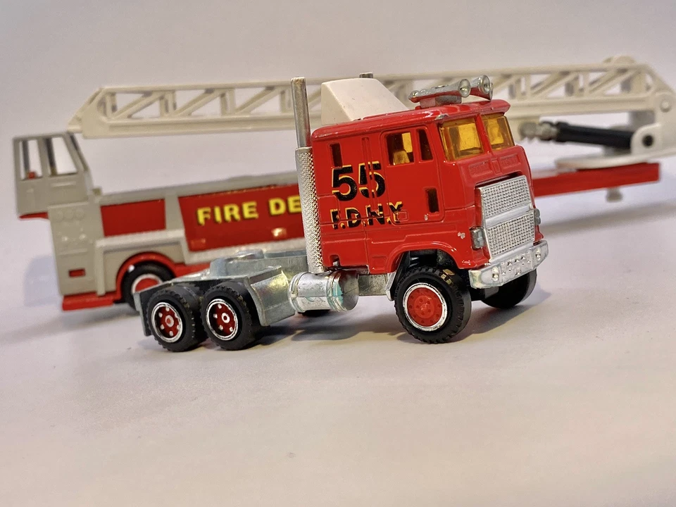 Camión y remolque Majorette🔥Kenworth F.D camión de bomberos de Nueva York - Francia 🇫🇷 1984 Foto 2 de 4