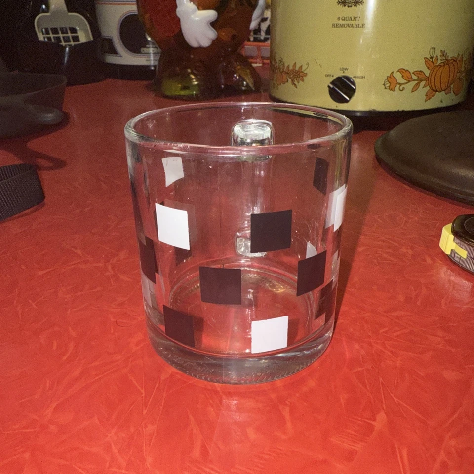 Taza de café vintage de vidrio a cuadros de finales de siglo hecha en EE. UU. Foto 4 de 4