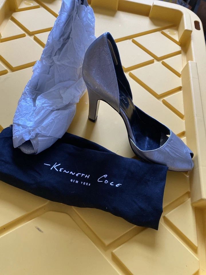 Kenneth Cole 银色露趾高跟鞋 | 尺码 6.5 金属色正装鞋 + 集尘袋 — 第 2/3 张图片