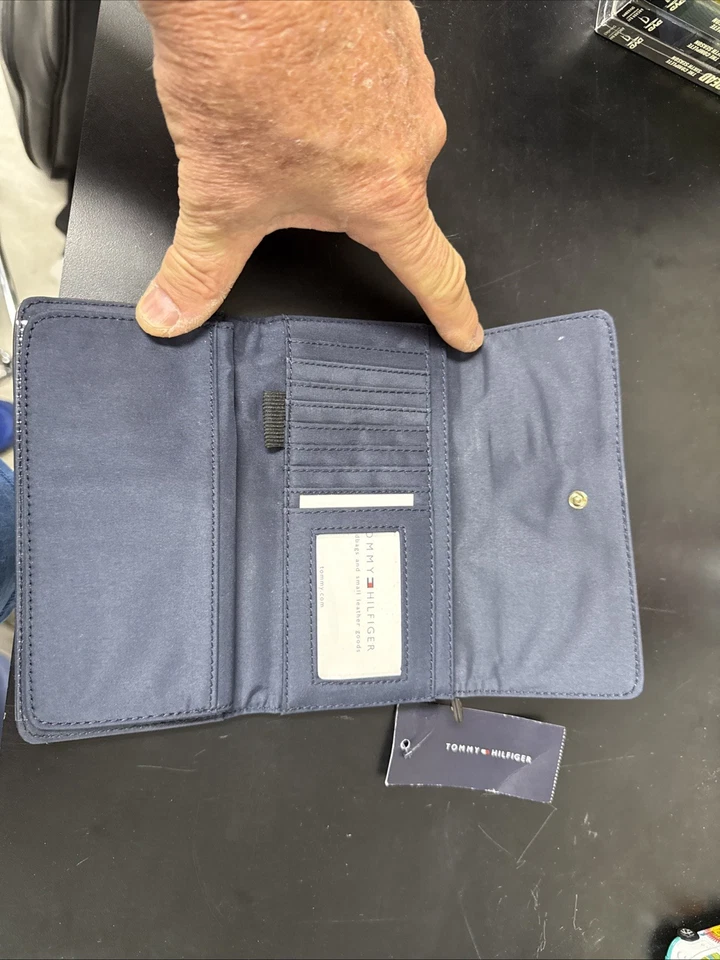 Женский бумажник тройного сложения Tommy Hilfiger - Изображение 2 из 3