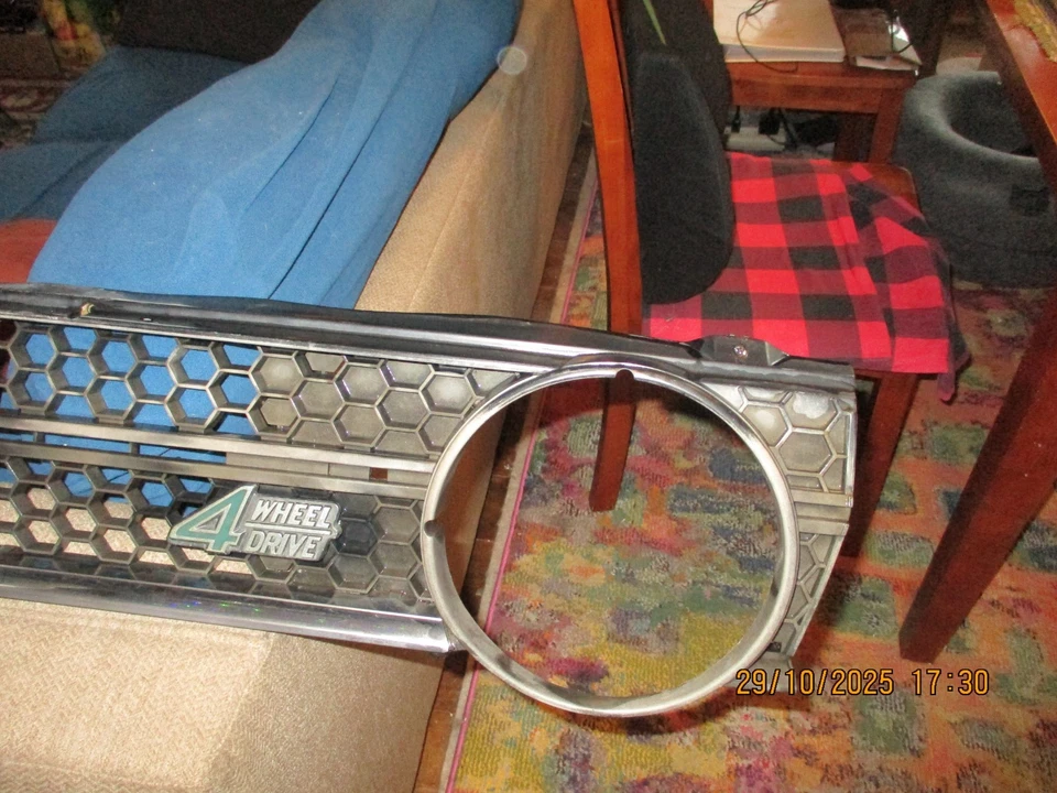 1979 SUBARU BRAT FACTORY OEM GRILLE INCLUDING THE EMBEMS FREE SHIPPING - Image 4 of 4