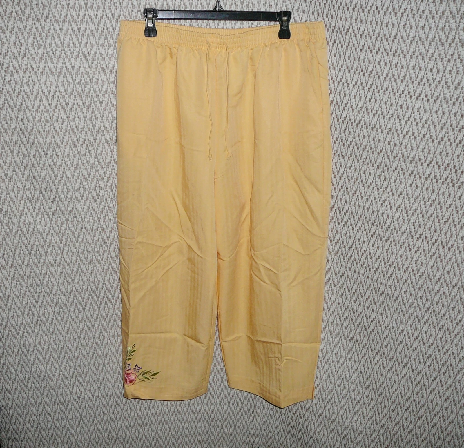 Alfred Dunner Embroidered Pull on Capri Pants with Pockets Size 20 Yellow NWT