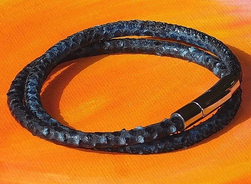 Dunkelblaues Lederarmband mit Schlangenprint für Herren / Damen von Lyme Bay Art - Bild 2 von 3
