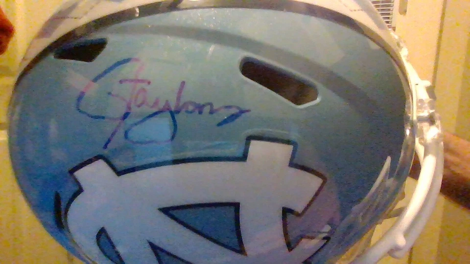 Casco réplica firmado por Lawrence Taylor LT autografiado UNC Carolina del Norte con foto Foto 4 de 4