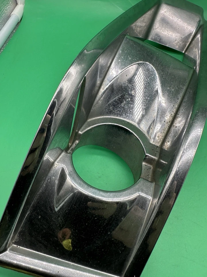 Bisel antiniebla delantero cromado Cadillac CTS 2009-2013 lado derecho OEM 15904575 Foto 3 de 4