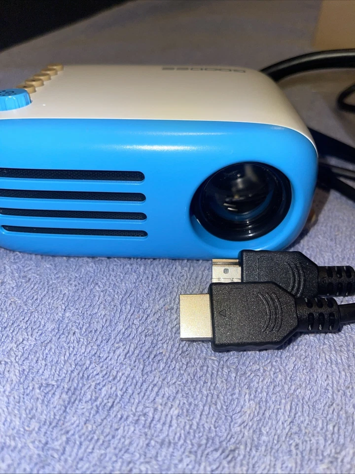 Mini Projector LED - GooDee YG200 Mini Portable Projector - Blue - Image 4 of 4